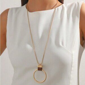 Elegant Gold Pendant Necklace